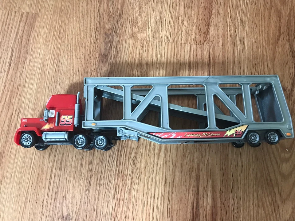 Camión Mack Transporter Disney Cars Lightning McQueen 13"" Foto 1 de 4