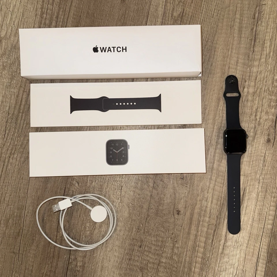 Apple Watch SE 44mm Grigio Siderale con Cinturino Nero - Immagine 1 di 4