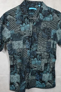 HERMOSA CAMISA DE CAMPAMENTO HAWAIANA DE SURF NEGRA CON AZUL DE $120 Tori Richard M - Imagen 1 de 4