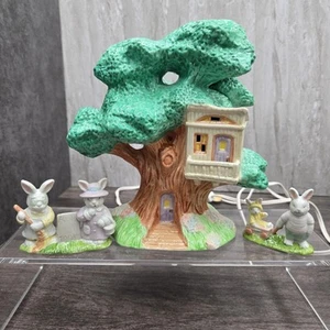 Casa del árbol hueca Hopalong iluminada 1993 + figuras de conejito de colección Pascua - Imagen 1 de 9