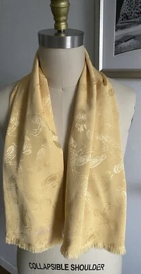 Bufanda Damasco Vintage Dorado Amarillo Brillante Pájaros Flecos Mujer 42” L X 12” W Usada en Excelente Condición Foto 1 de 3