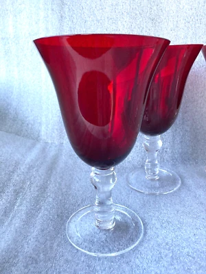 Una copa de vidrio soplado a mano rojo rubí agua o vino esencial para el hogar Foto 1 de 3