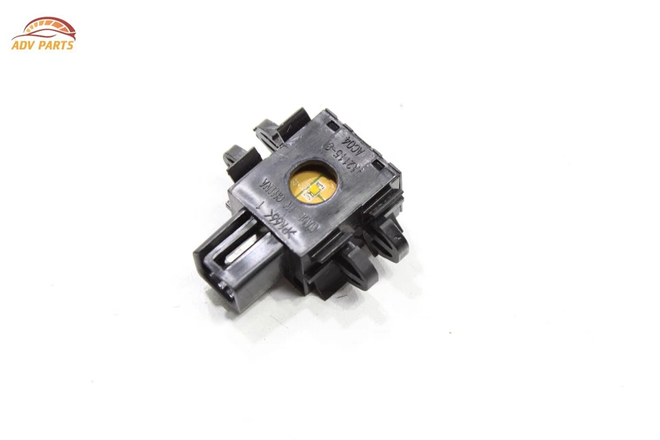 2015 - 2020 CHEVROLET TAHOE FRONT FLOOR FLOOD LIGHT LAMP OEM - Image 1 of 4