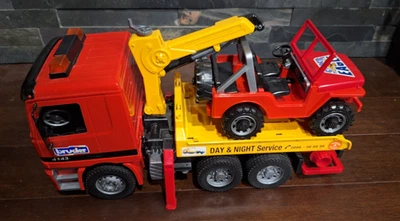 Camión grúa Bruder Day Night Service plataforma plana escala 1:16 con Jeep 4143 rojo Foto 1 de 4