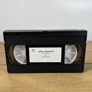 Vintage YOHJI YAMAMOTO Summer 2002 VHS Fashion Runway Video - Imagen 1 de 3