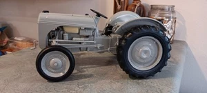 SPECAST 1/10 FORD 9N TRACTOR - Picture 1 of 13