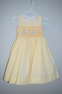 Neu mit Etikett Frühling OSTERN mehrfarbig Hasen Schwänze gesmoktes Mädchen Kleid 4T - Bild 1 von 2