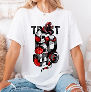 Trust No One Shirt, Snake Wrapped Text T-Shirt, Dark Aesthetic Tee, Unisex Top - Bild 1 von 7