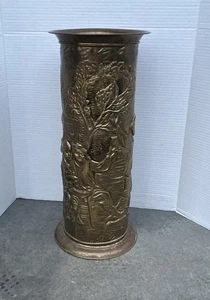 Vintage Repoussé Messing Schirmständer Stockhalter englischer Minnesänger Pub Szene 18,5" - Bild 1 von 6