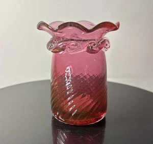 Vtg Pilgrim Cranberry Glass Mini Vase Handblown Ruffled Edge Swirl Applied Decor - Picture 1 of 11