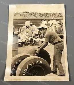 Richie Panch in der Box Goodyear Reifen NASCAR Racing 1970 Original Pressefoto - Bild 1 von 2