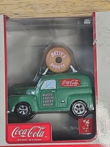 Coca Cola Town Square Collection Holiday Decoration Bettys Donuts Truck 2003 Neu in OVP - Bild 1 von 8