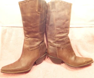 BCBGirls braun Nubukleder seitlicher Reißverschluss halbhoher modischer Stiefel Größe 7B ziemlich gut - Bild 1 von 10