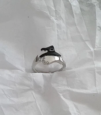 Nuevo Sombrero de Bruja y Escoba Tono Plateado Anillo Ajustable Base Talla 7.5 Halloween Diversión Foto 1 de 4