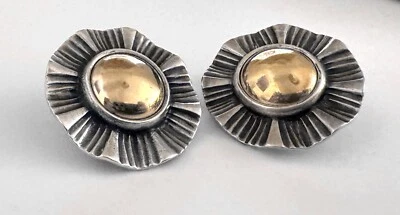 Pendientes James Avery retirados de plata de ley y oro amarillo de 14 quilates con cúpula Omega Foto 1 de 4