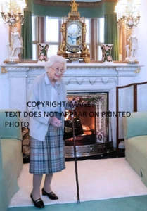 QUEEN ELIZABETH LAST PHOTO PRINT BALMORAL ROYAL FAMILY JUBILEE BUCKINGHAM PALACE - Picture 1 of 7