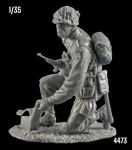 •Figura de resina 1/35 ¡OFERTA! US Airborne Trooper arrodillado con bote de munición modelo kit 4473 - Imagen 1 de 5