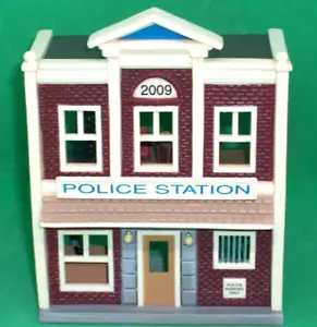 Estación de policía Hallmark 2009 Keepsake Korners - Casas y tiendas nostálgicas #26 - Nuevo en caja - Imagen 1 de 21