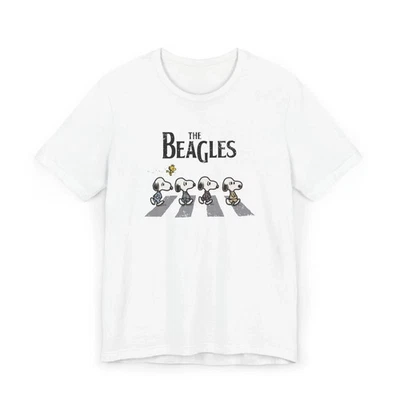 Camiseta unissex Snoopy Beagles Abbey Road, Peanuts Woodstock Beatles fan Tee - Imagem 1 de 4