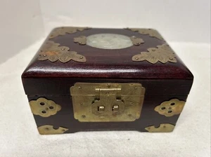 Vintage orientalische chinesische Schmuckschatulle verziert Messing Holz und Jade wie Schnitzerei - Bild 1 von 11