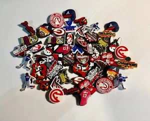 GEORGIEN SPORTSCHUH CHARMS KONVOLUT 50 CHARM LOT BRAVES HAWAKS FALKEN BULLDOGGEN - Bild 1 von 1