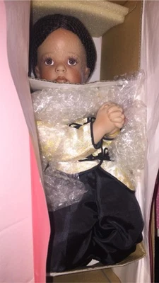 Paradise Galleries ORQUÍDEA DORADA Muñeca de Porcelana Niños en Oración Certificado de Autenticidad NUEVO Foto 1 de 4