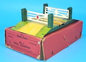 Hornby Series 42320 - O Gauge - Vintage Tin Plate No.1 Level Crossing - Foto 1 di 11