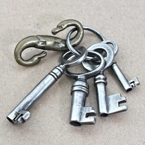 VINTAGE KEYS - Group of Four Small Keys + Snake Key Ring - Job Lot - ref.k926 Cover