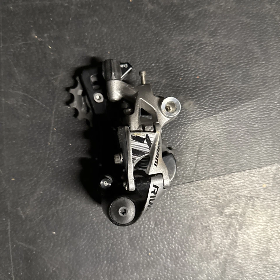 Desviador trasero SRAM Rival 1 tipo 3 1x11 velocidades, jaula larga Foto 1 de 4