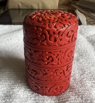 Antigua caja de baratija apilada vintage china tallada en laca de cinabrio azul interior Foto 1 de 4