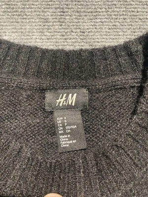 Suéter para mujer H&M talla pequeña negro blanco manga larga pulóver  Foto 1 de 4