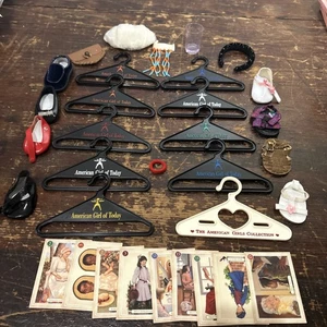 American Girl Puppe viele verschiedene... Kleiderbügel, Karten, einzelne Schuhe, andere - Bild 1 von 12