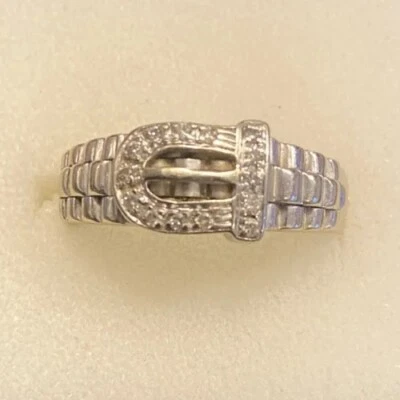 Anillo con hebilla de cinturón de oro blanco de 9 quilates O.15 detalle de diamantes totalmente sellado talla V 1/2 Foto 1 de 4