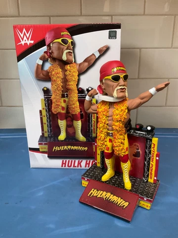FOCO / Forever Collectibles  -  Hulk Hogan .………..“Hulkamania BobbleHead” Cover