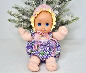 Muñeca bebé Magic Nursery 1989 Mattel traje original capó ojos azules - Imagen 1 de 18