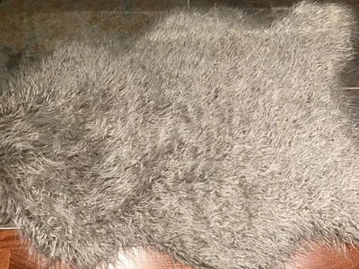 ALFOMBRA O TIRO GRIS PIEL SINTÉTICA MONGOL GRANERO CERÁMICA PIEL 24" X 35" NUEVO CON ETIQUETAS Foto 1 de 3