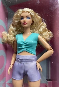 Barbie Looks Puppe #16 blonde lockige Haare kurviger Körper gelenkig beweglich 2023 - Bild 1 von 4