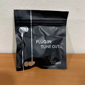 Auriculares DELTA Studio con cable 3,5 mm aislamiento "Plug In Tune Out" - blanco - Imagen 1 de 2