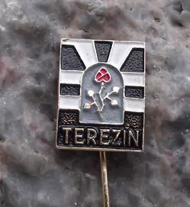 Insignia alfiler rosa roja vintage de Terezín puertas de campo de concentración nazis liberación - Imagen 1 de 5