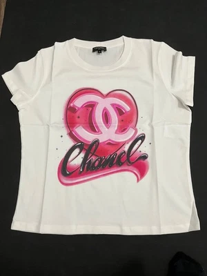 БЕЗ ТАРИФОВ совершенно новые женские Chanel футболка белый с розовым сердцем - Изображение 1 из 4