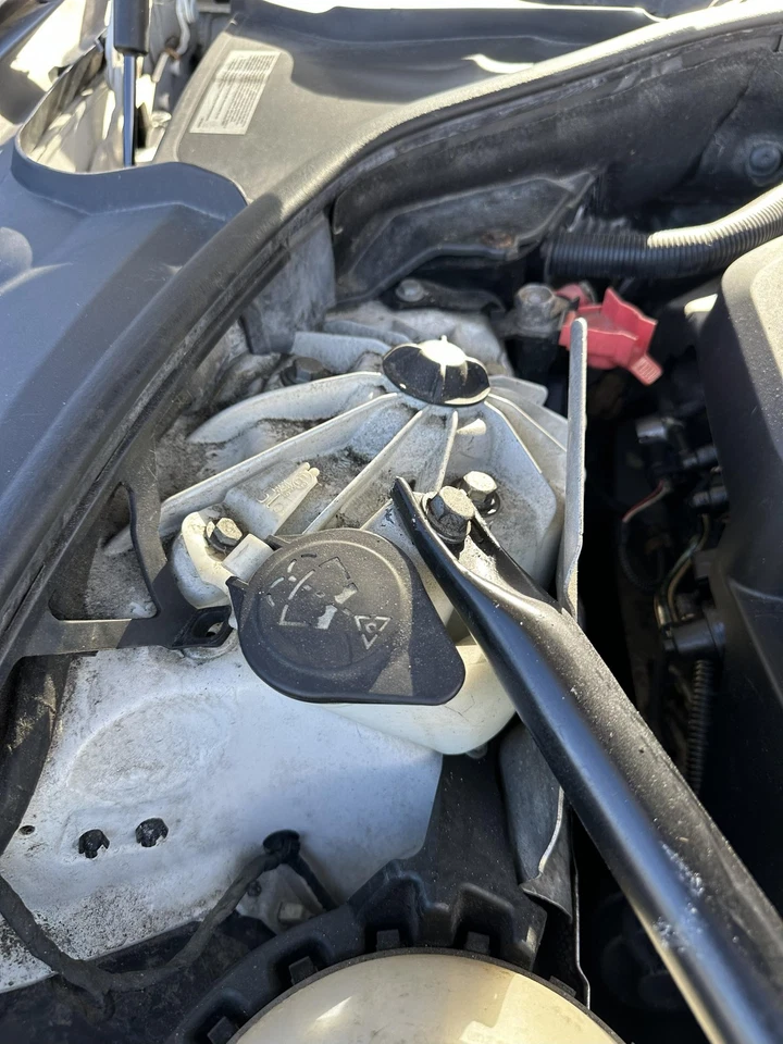 11 12 13 14 15 16 BMW 528I Washer Bottle — 第 1/1 张图片