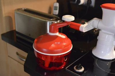 ⭕️ TUPPERWARE Schneider Quick-Chef 3 rot 1,3L Zerkleinerer Mixer Gemüseschneider - Bild 1 von 4