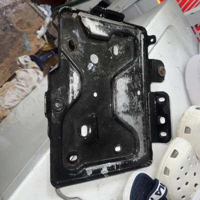 Chevrolet Tahoe 2015-2020 soporte de soporte de montaje en bandeja de batería OEM 23231841C Foto 1 de 3