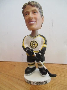 Captain Joe Thornton LTD SGA Bobble Head BOSTON BRUINS / SQUALI SAN JOSE - Foto 1 di 5