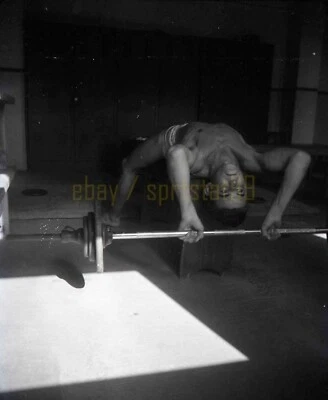 Guy 1951 trabajando con pesas - gimnasio en garaje / Florida - negativo de colección Foto 1 de 2