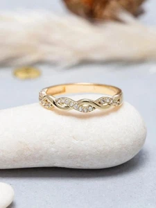Anillo de banda retorcida de diamantes simulados de corte redondo de 2 quilates enchapado en oro amarillo de 14 k en plata - Imagen 1 de 5