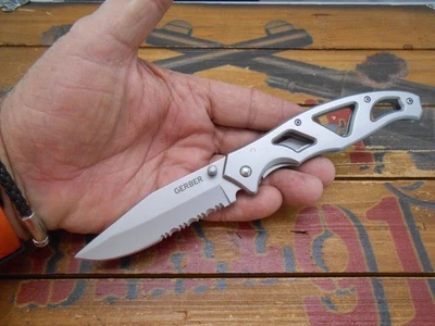 Gerber Paraframe II Knife Frame Lock Combo Edge Blade - Image 1 of 4