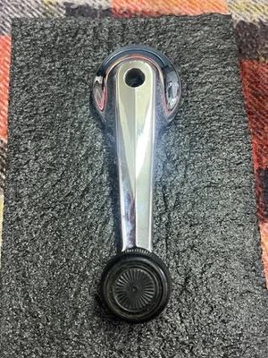 Brazo de manivela de ventana interior Ford Mustang 1979-86 D6DB-6623348-AA OEM cromado OEM Foto 1 de 4
