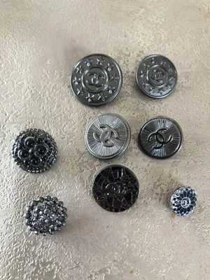 Chanel 8 verschiedene Zinn CC Logo Knöpfe KOSTENLOSER US S/H - Bild 1 von 4