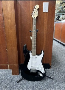 Guitarra Eléctrica Fender Squier Stratocaster Negra con Estuche Acolchado - Imagen 1 de 11